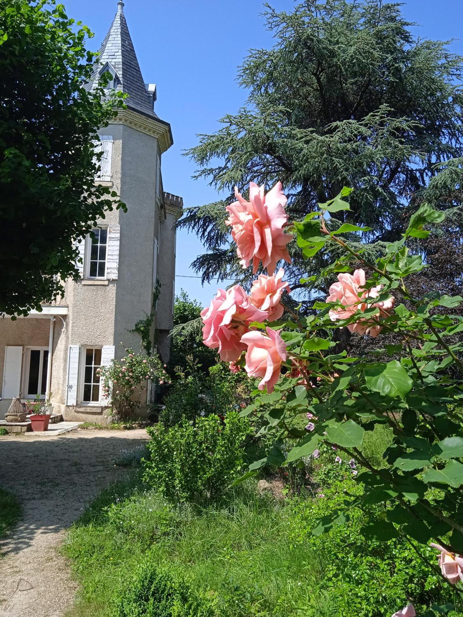 Maison Calme Avec Piscine Entouree De Son Parc Quintenas Luaran gambar